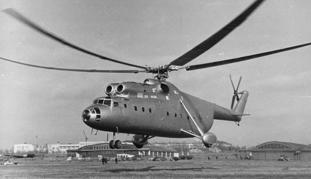 Российский вертолет Ми-26 - самый грузоподъемный в мире