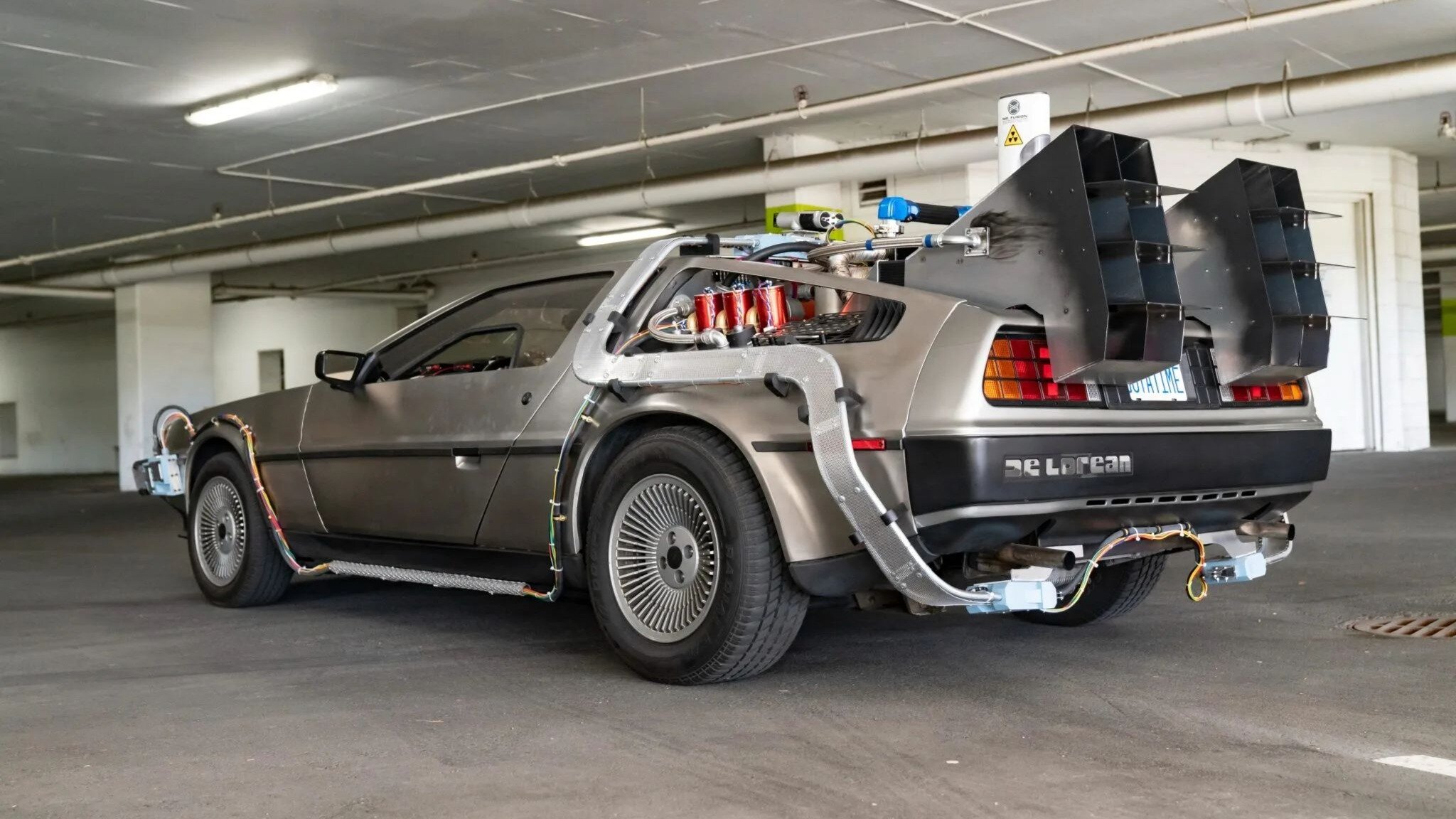 DeLorean DMC 12 – история и особенности