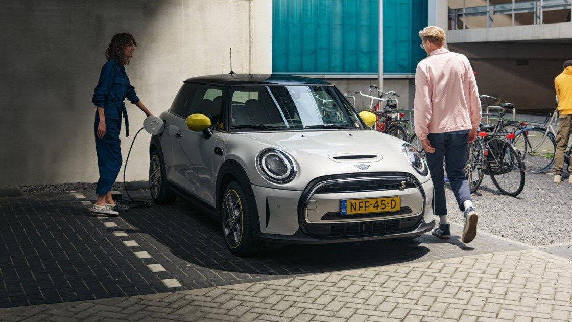 Безопасность и удобство использования электрического MINI Cooper SE