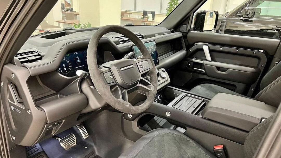 Новый главный герой: кто получит Land Rover Defender?