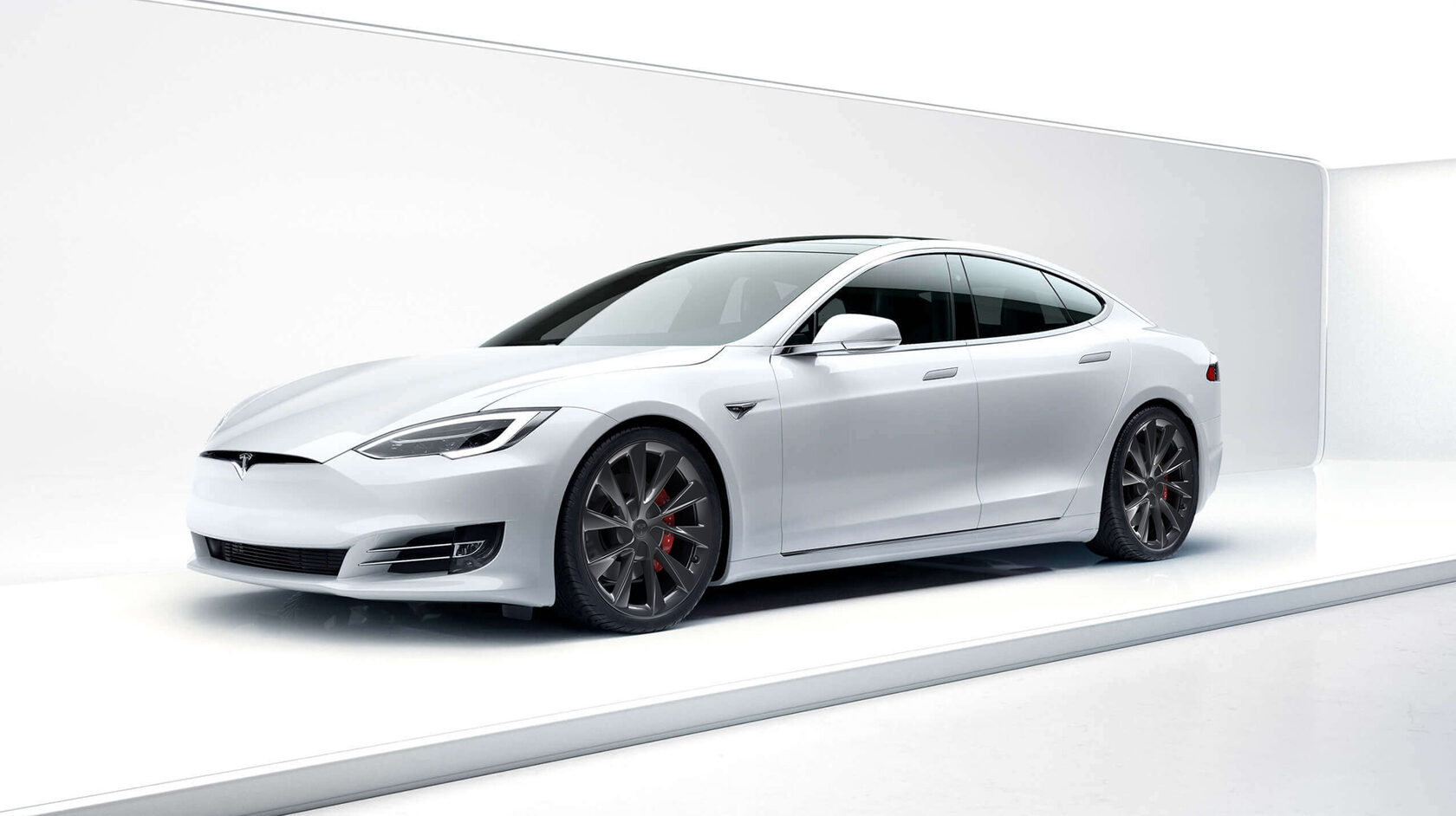 Преимущества Tesla Model S Plaid по сравнению с Long Range