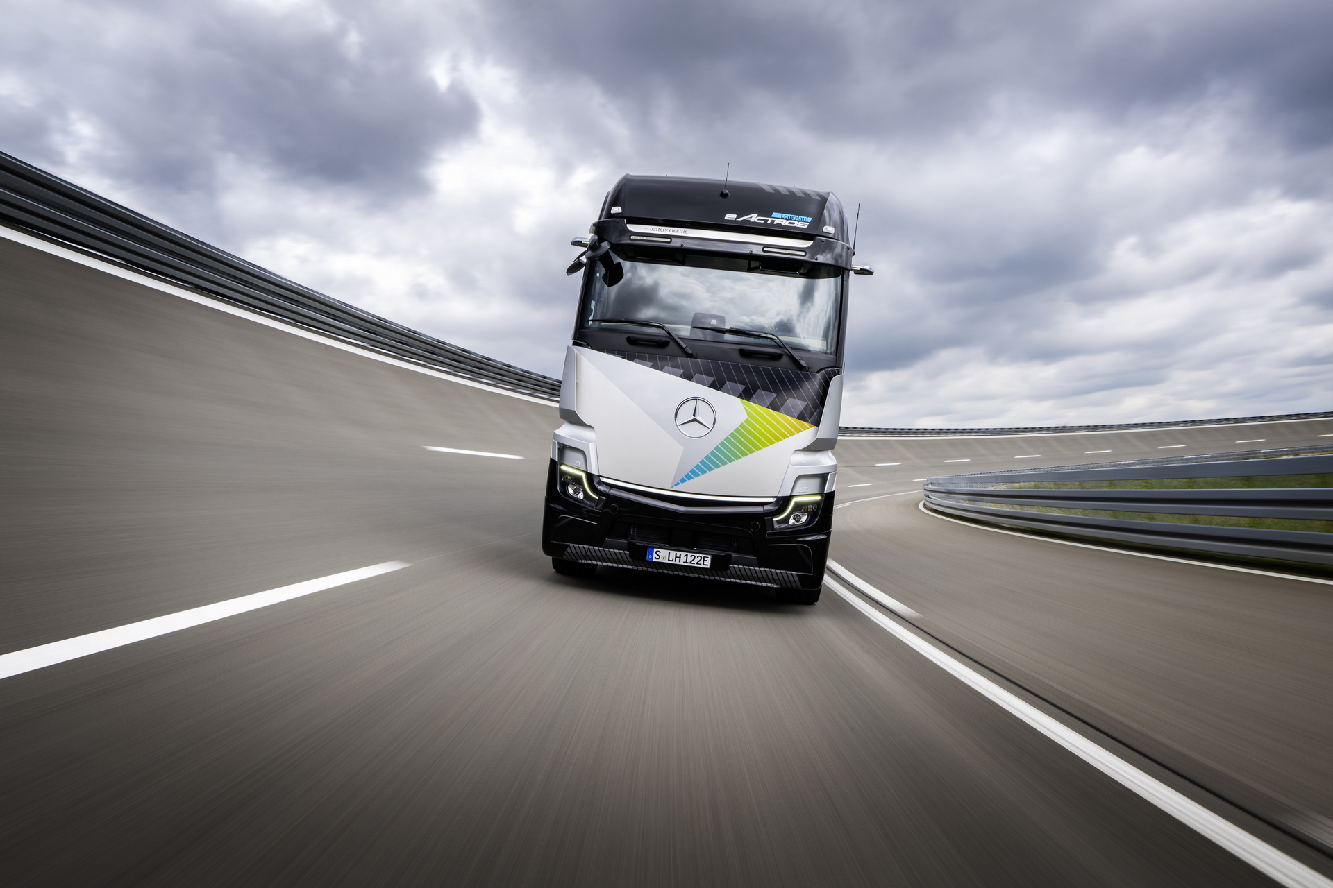 Новый электрический грузовик от Mercedes-Benz