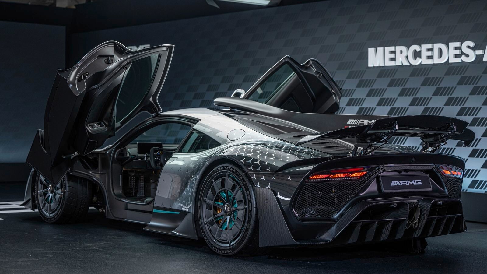 Инновационный интерьер: комфорт и спортивность в Mercedes-AMG One