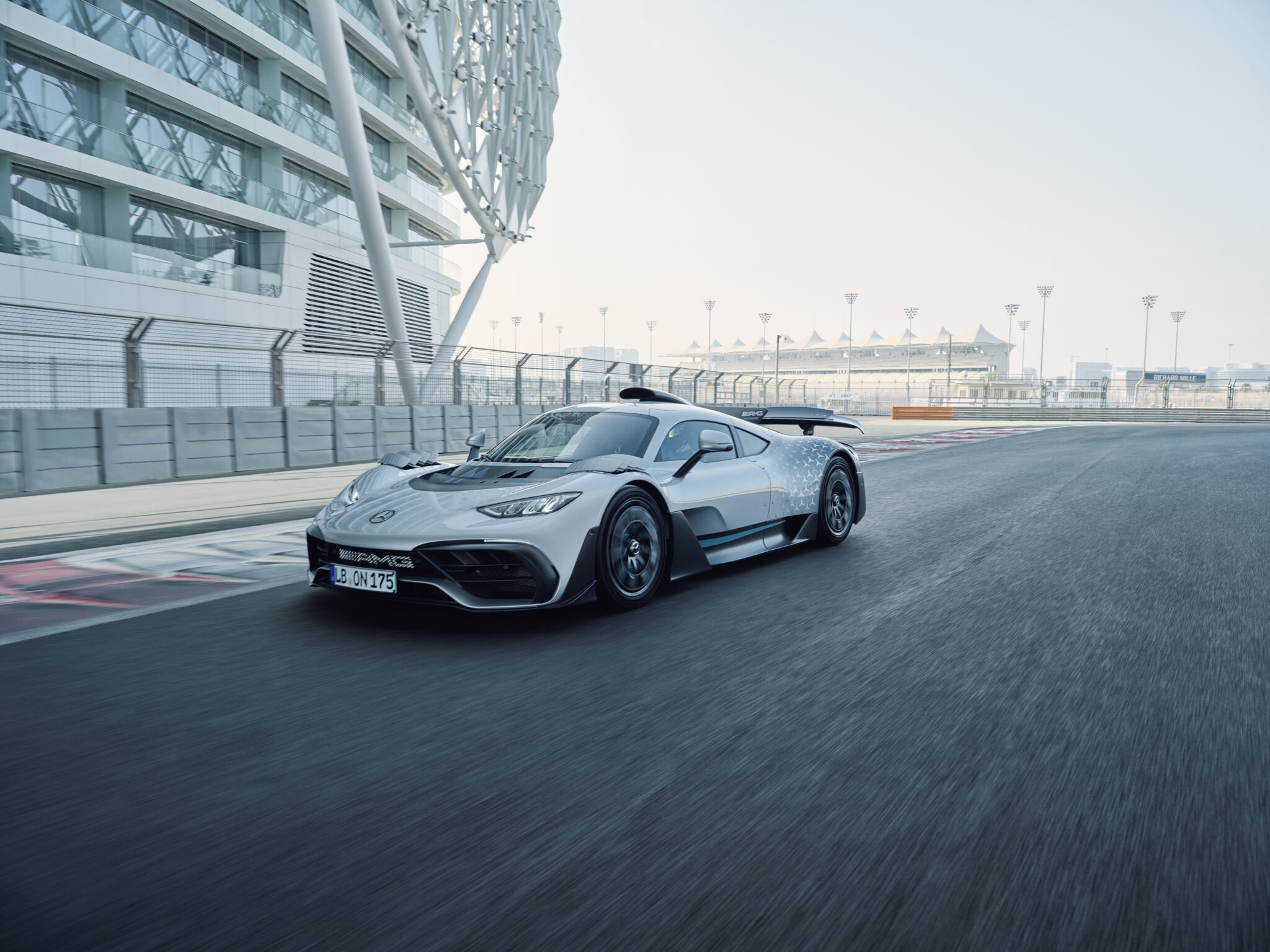 Впечатляющая мощность: гиперкар Mercedes-AMG One с пятью моторами