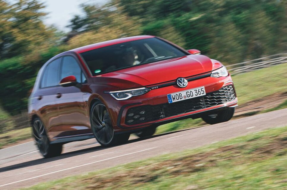 VW Golf 8 GTI – спортивная элегантность на дороге