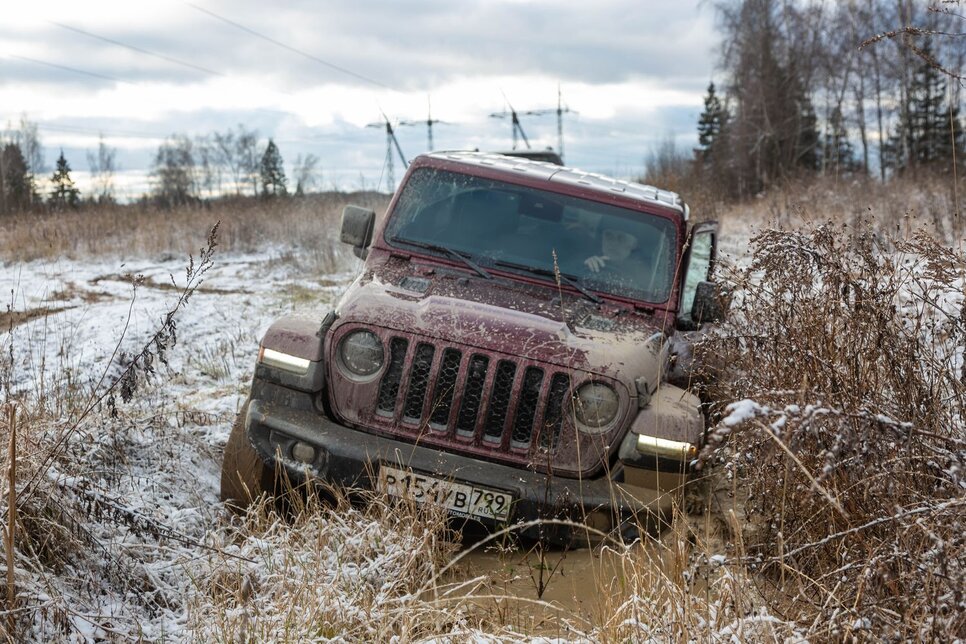 Комфорт и удобство: Chevrolet Niva vs Jeep Wrangler Rubicon