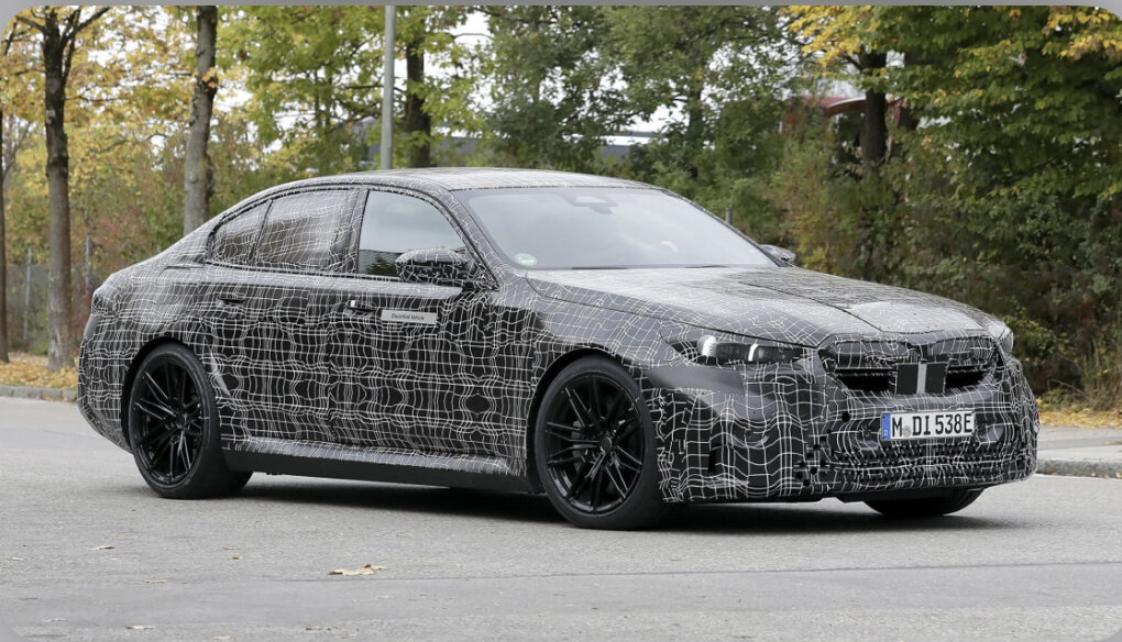 Роскошный дизайн интерьера BMW 5 серии 2024 года