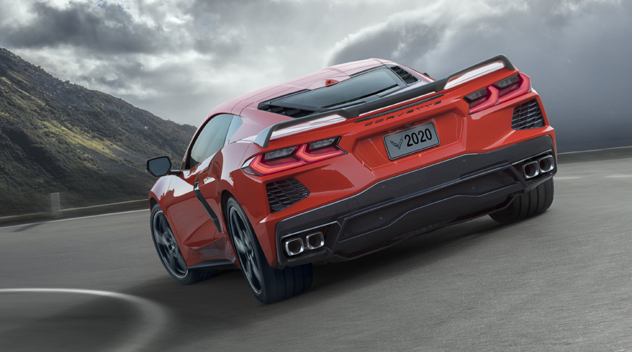 Какие улучшения Chevrolet Corvette C8 Stingray предлагает по сравнению с предыдущими моделями
