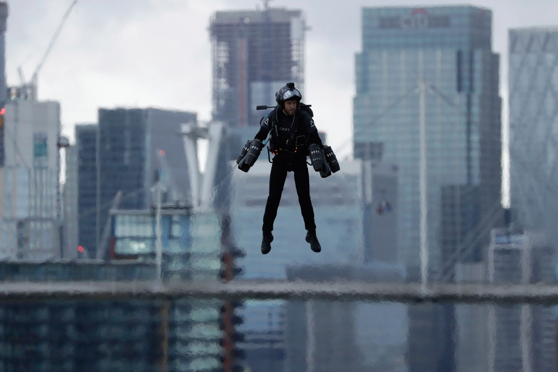 Возможности нового гаджета: Gravity Jet Suit переворачивает представление о перемещении