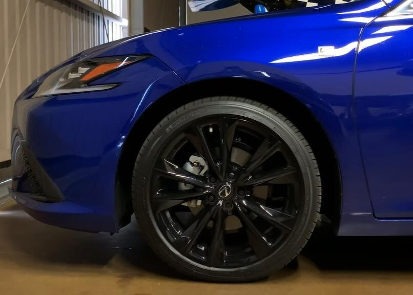 Спортивный автомобиль сочетает в себе высокую производительность и экологическую чистоту