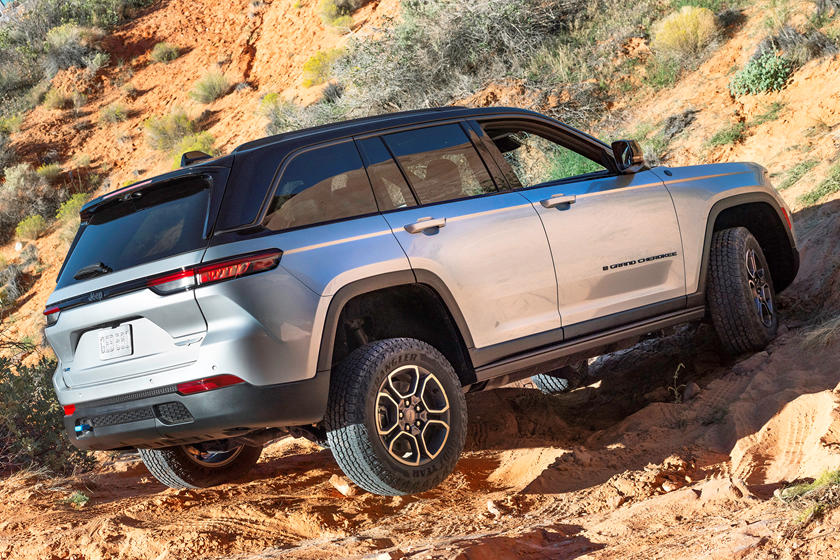 Новая модель двухрядного Jeep Grand Cherokee 2022