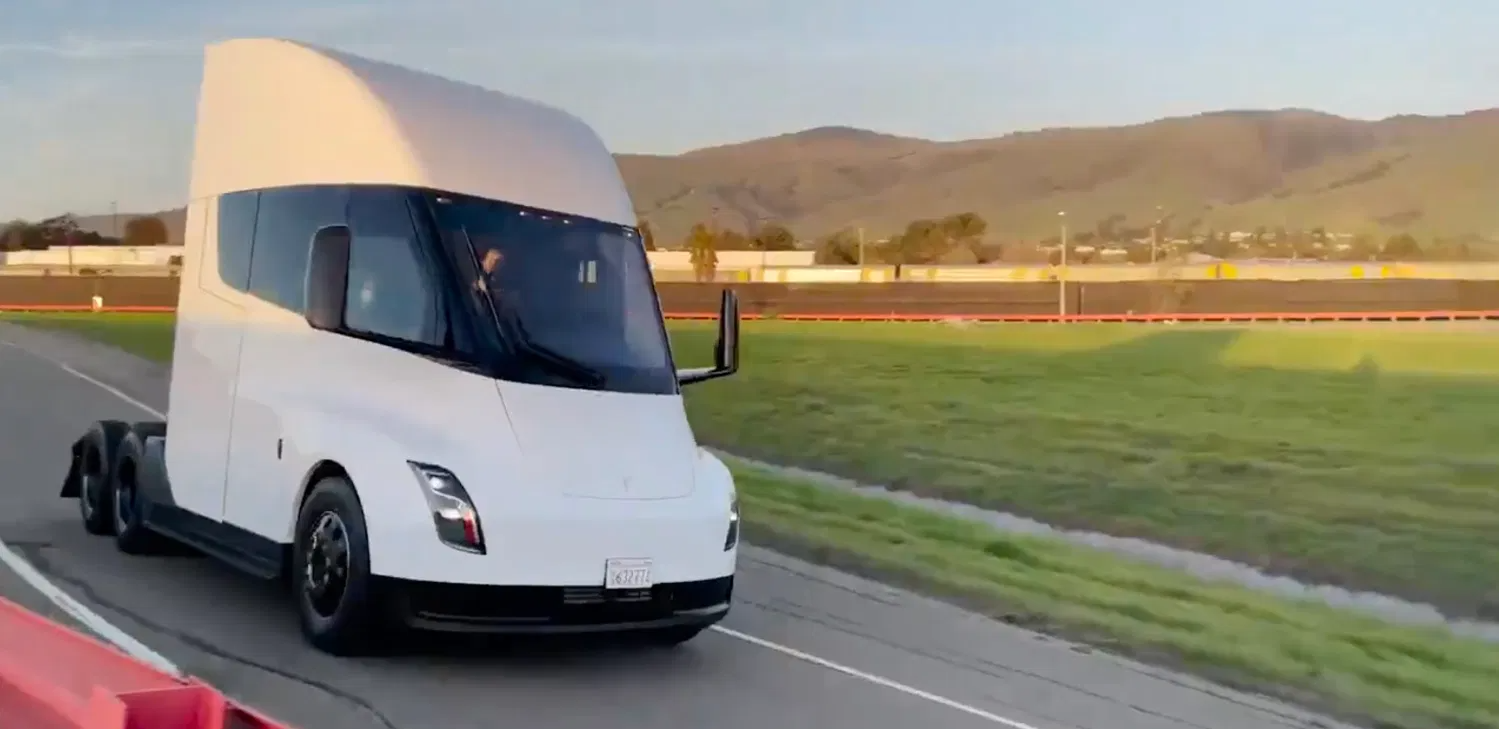Новый этап развития Tesla: электрогрузовики на шоссе
