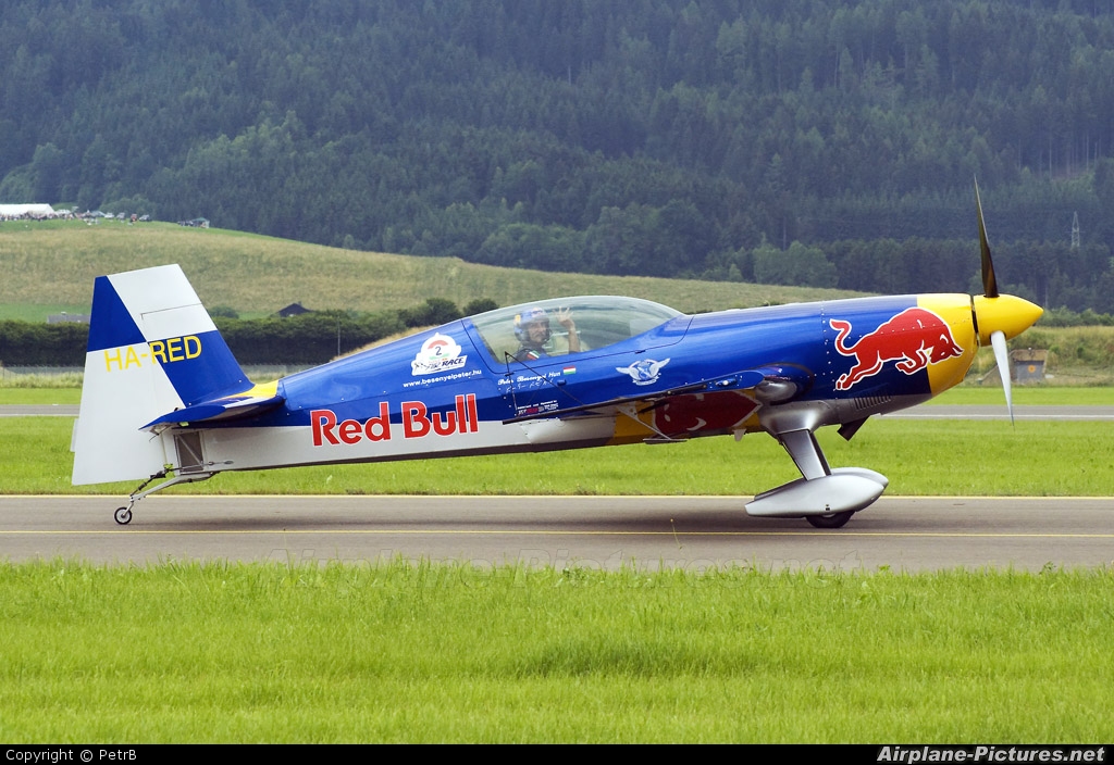 Extra EA-300 – мощный спортивный самолет