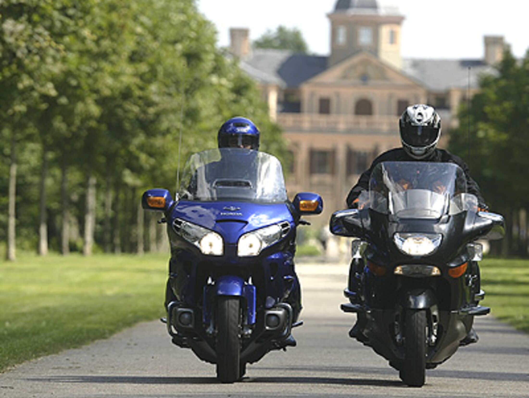 BMW K 1200 LT против Honda Gold Wing: сравнение популярных моделей
