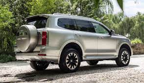 Экономичный китайский внедорожник против дорогого и солидного Toyota Land Cruiser