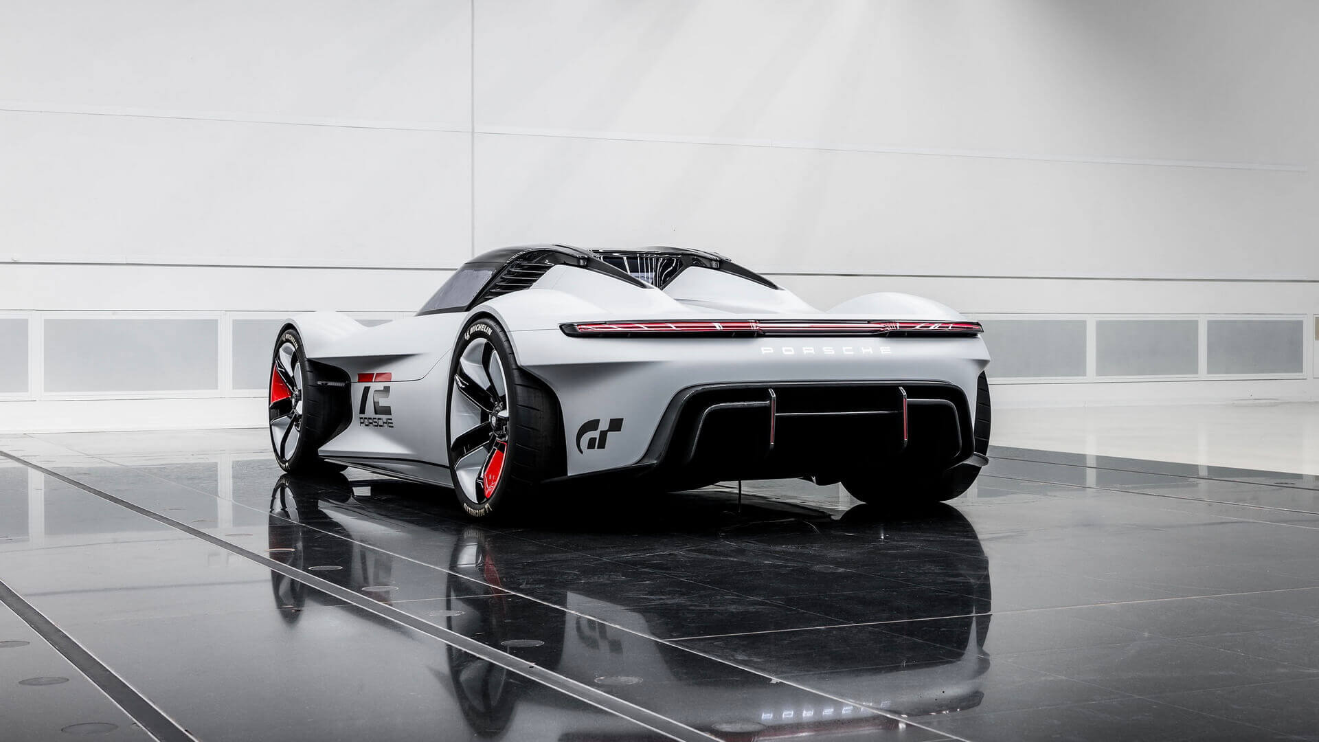 Porsche привносит электроболиды в игровой мир