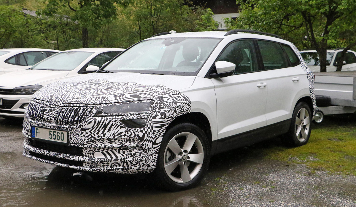 Skoda представила эскизы обновленного кроссовера Karoq