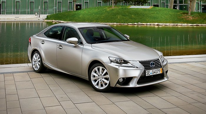 Цена и доступность: повод задуматься о Lexus ES 250