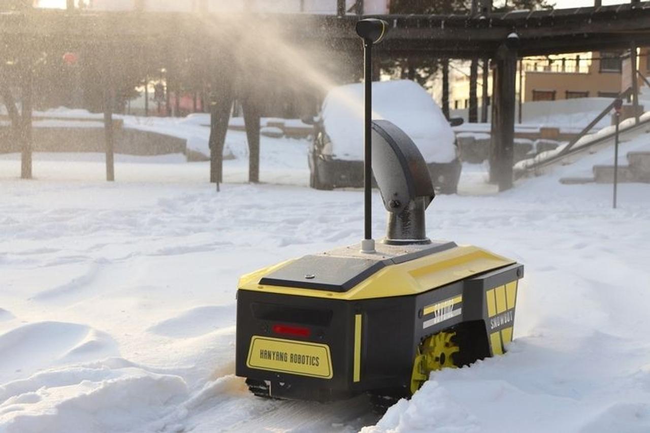 Борьба с вызовами природы: RoboSnow S1 – надежный помощник в любых условиях