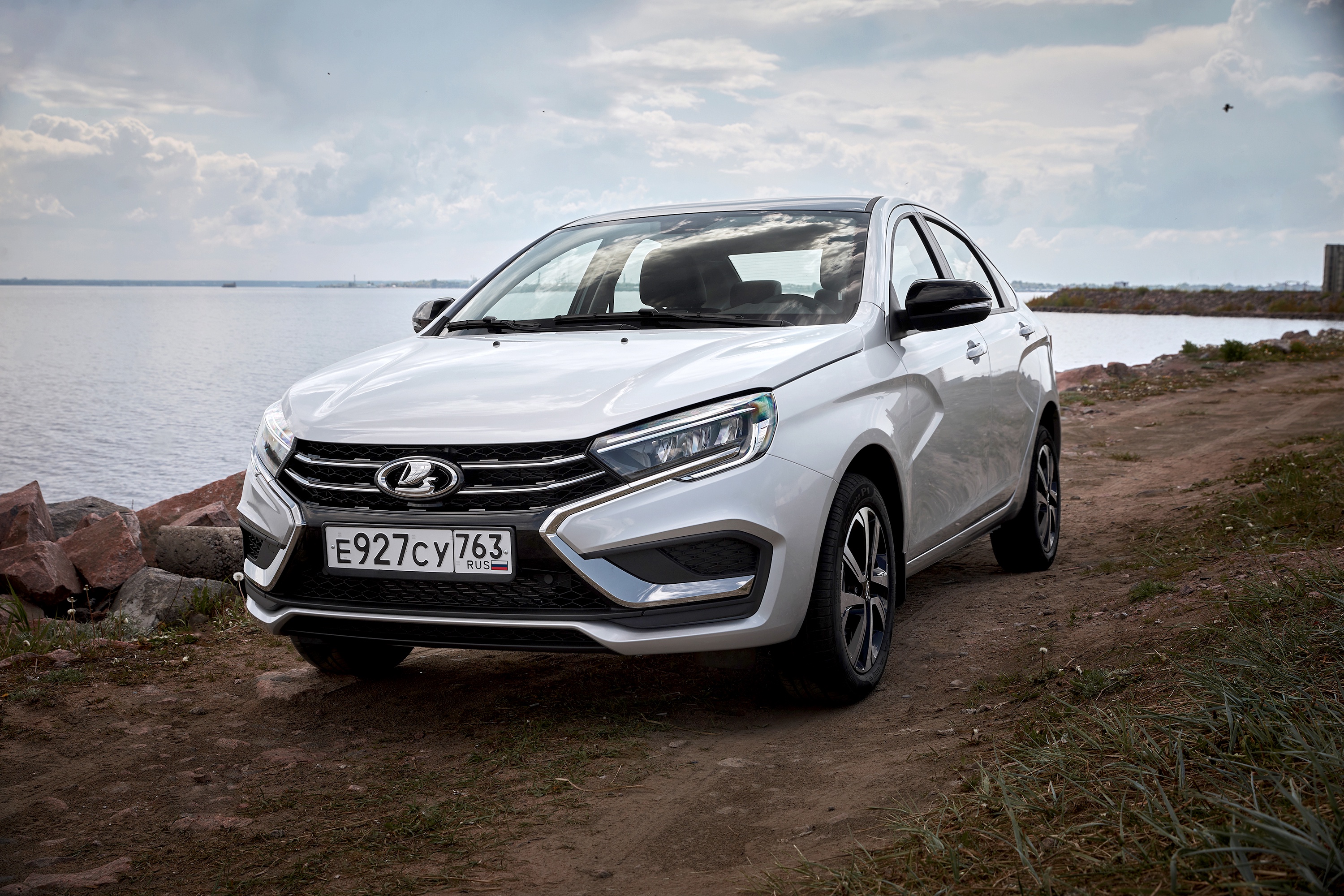 Производство автомобилей Lada Vesta уменьшат в два раза